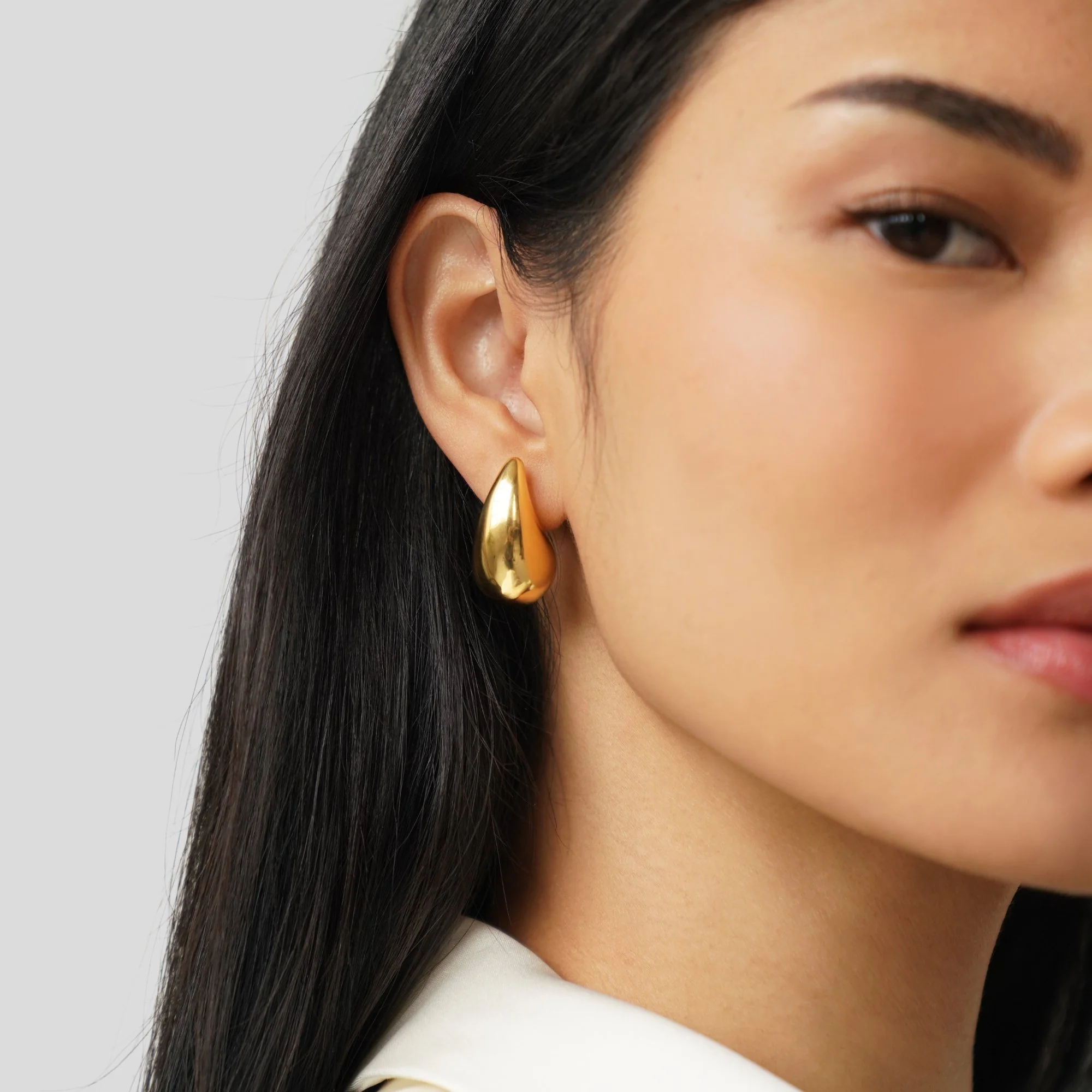 Tropfenförmige Gold-Ohrringe „Amara“ - Image 6