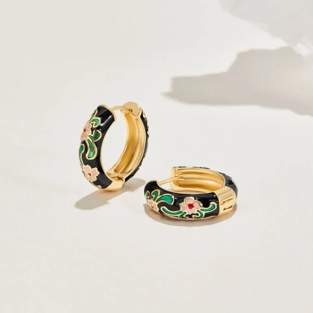 Schwarz-Goldene Creolen mit Blumen-Design