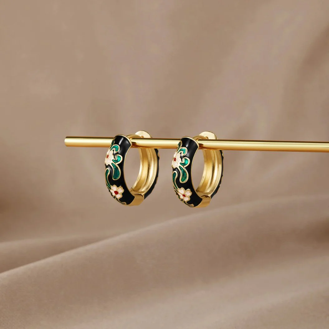 Schwarz-Goldene Creolen mit Blumen-Design - Image 4