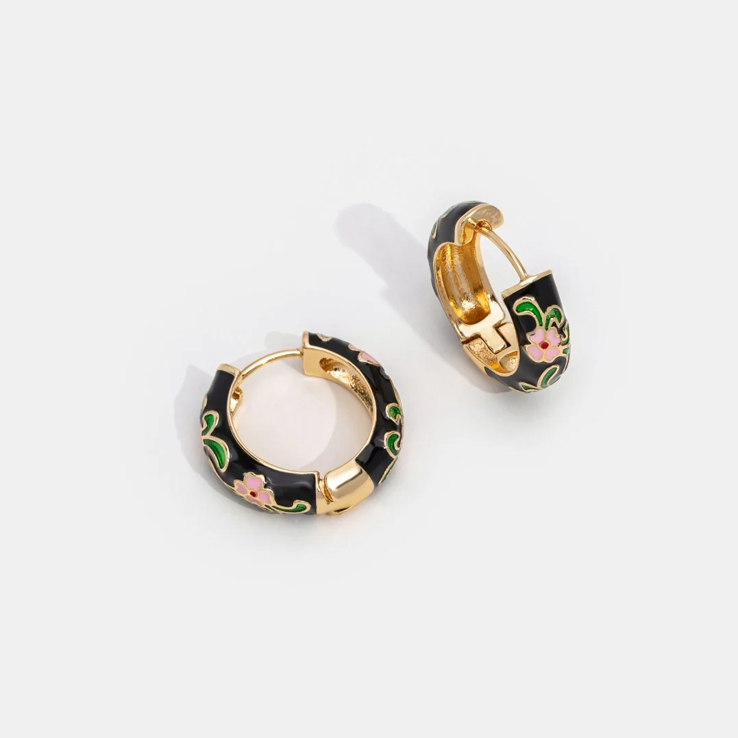 Schwarz-Goldene Creolen mit Blumen-Design - Image 6