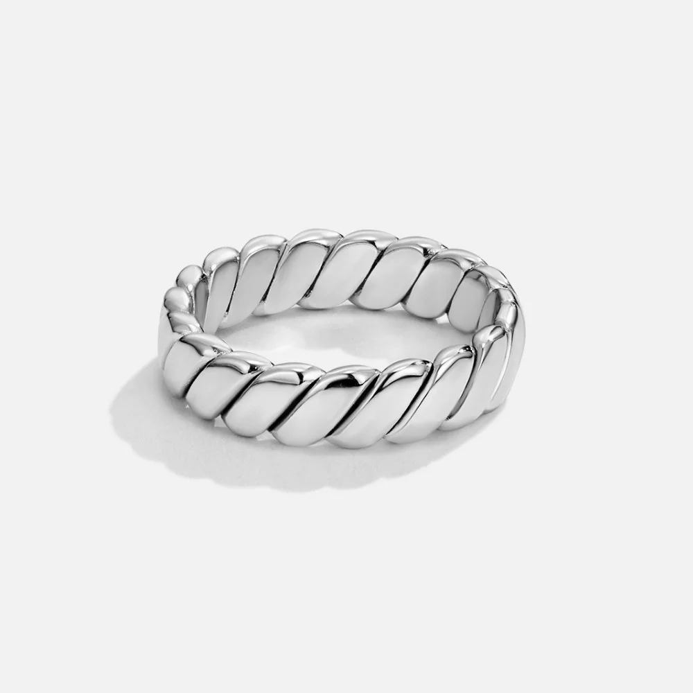 Silberner Infinity-Ring mit Twist „Calira“