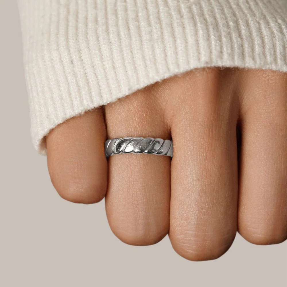 Silberner Infinity-Ring mit Twist „Calira“ - Image 2