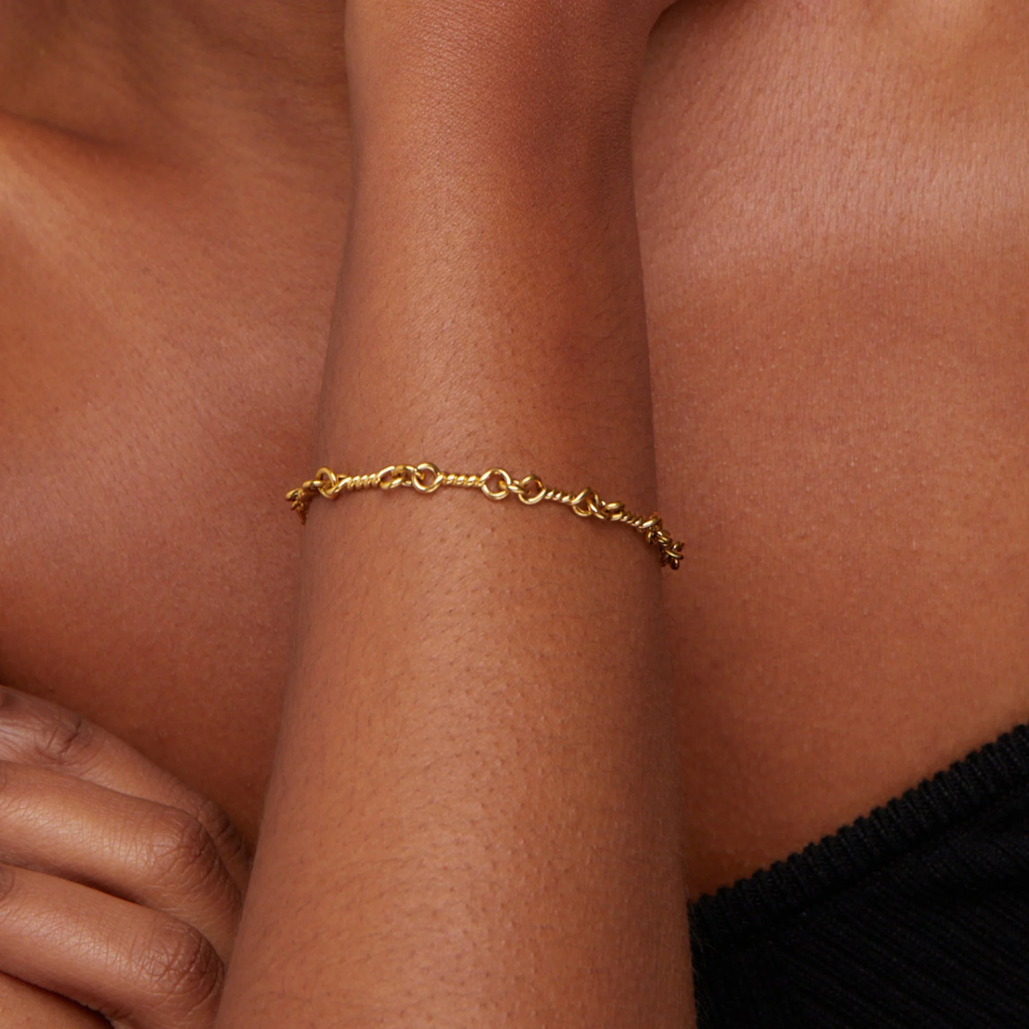 Goldenes Knotenarmband „Figaro“ - Image 2