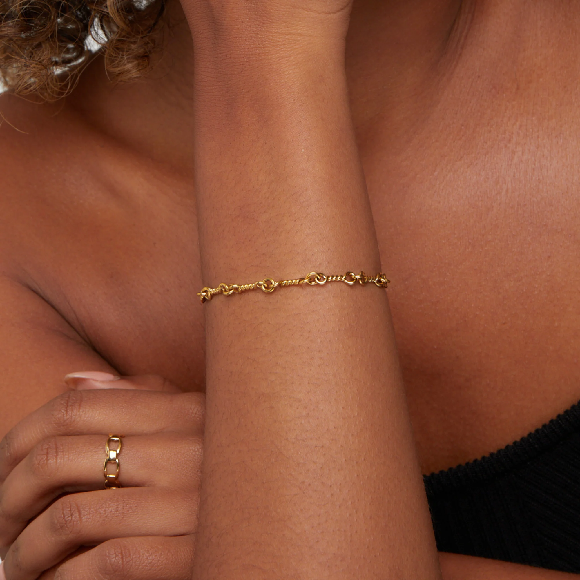 Goldenes Knotenarmband „Figaro“ - Image 5