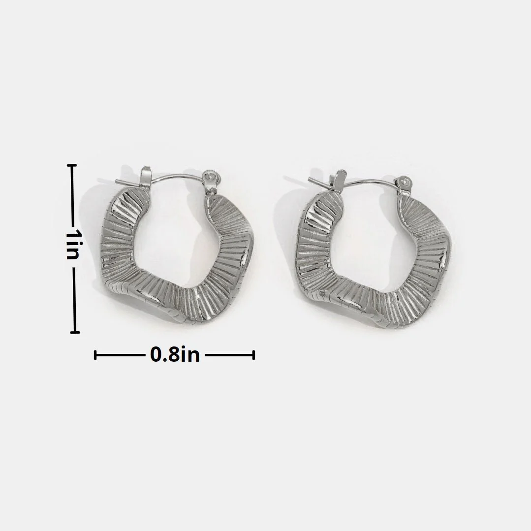 Geometrische Silber-Creolen mit Wellen-Optik - Image 3