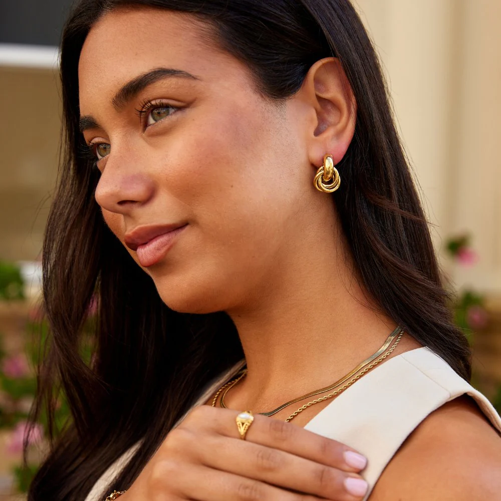 Gold-Creolen mit Twist „Sofia“ - Image 3