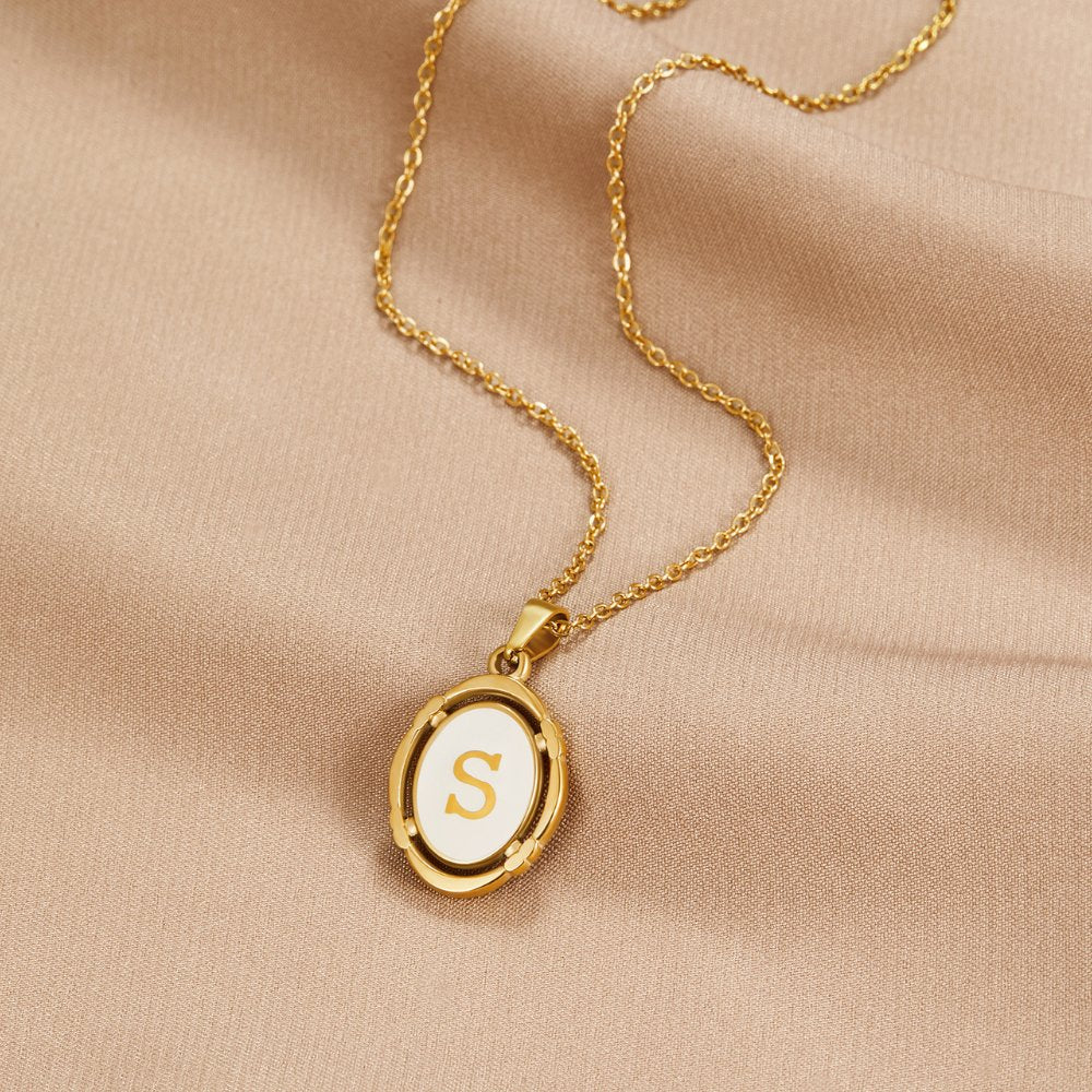 Vintage-Buchstaben-Kette in Gold