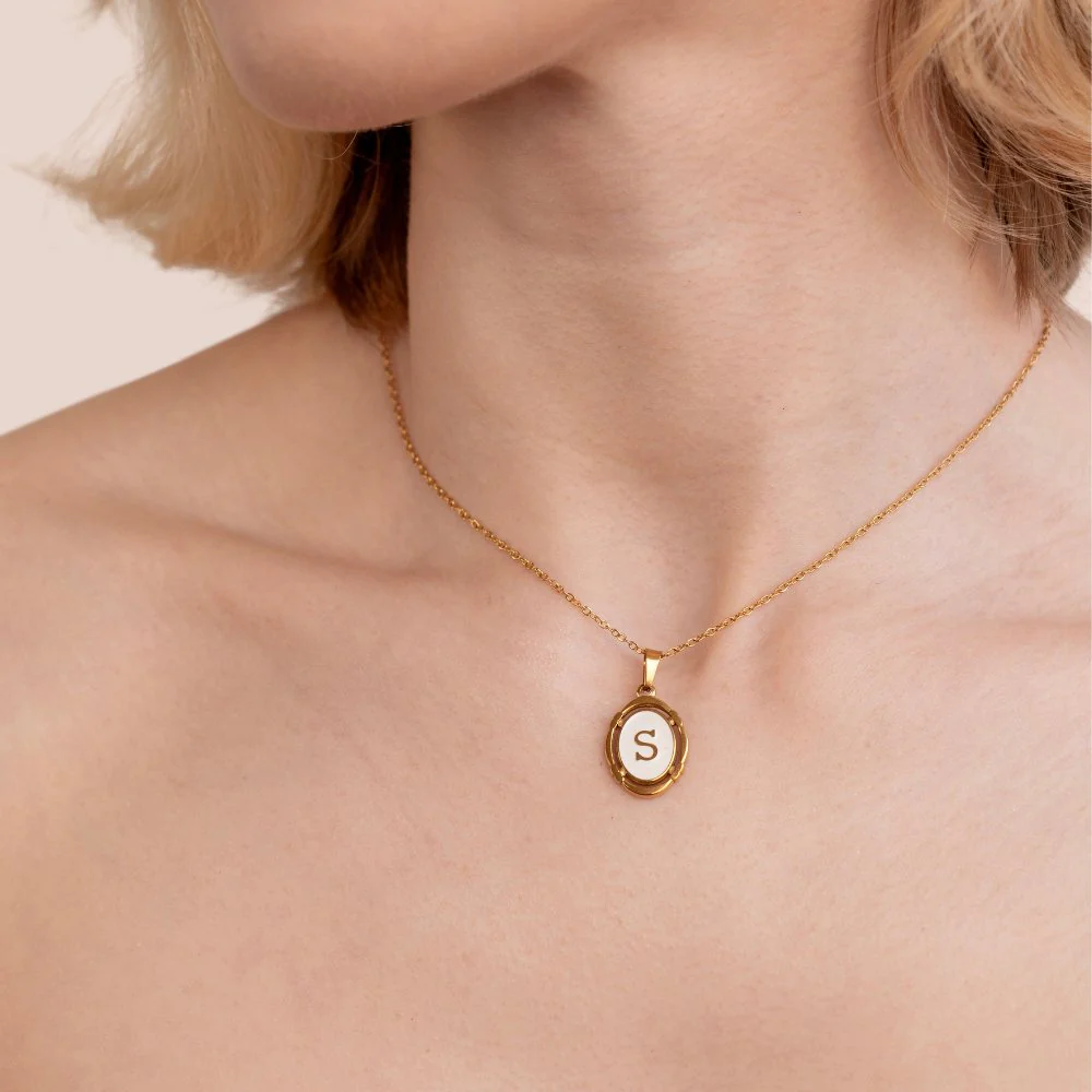 Vintage-Buchstaben-Kette in Gold - Image 2