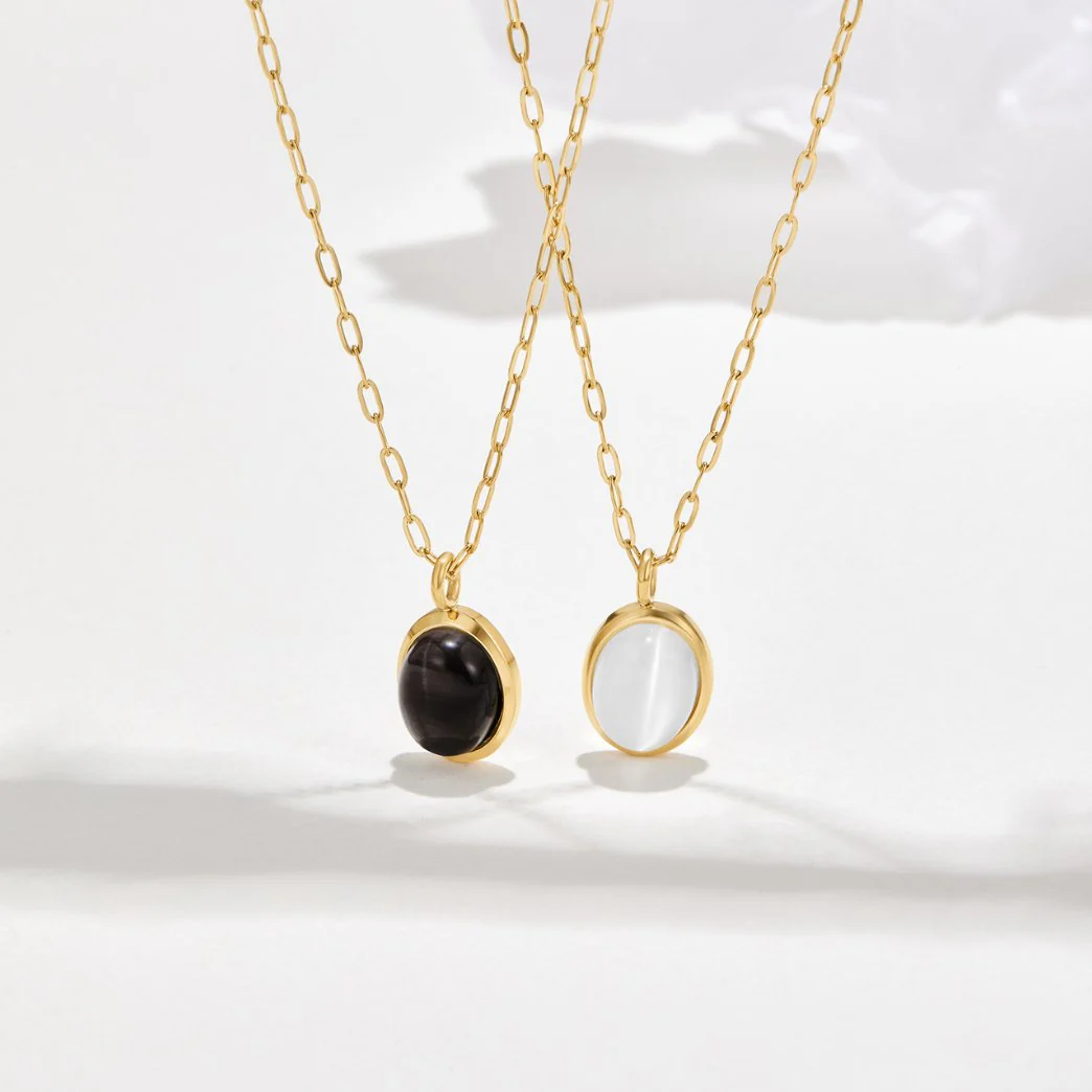 Halskette mit weißem Opal